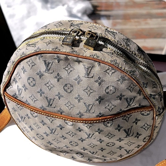 Louis Vuitton: Round Monogram LV Mini Crossbody Bag (seen on Ariana Grande) - Picture 11 of 17